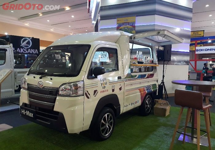 Daihatsu Hi-Max yang dijadikan seperti cafe