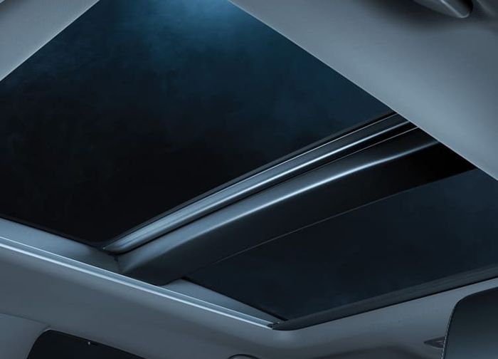 New Camry 2.5 V AT kini menggunakan panoramic roof, bukan sunroof seperti model lamanya.