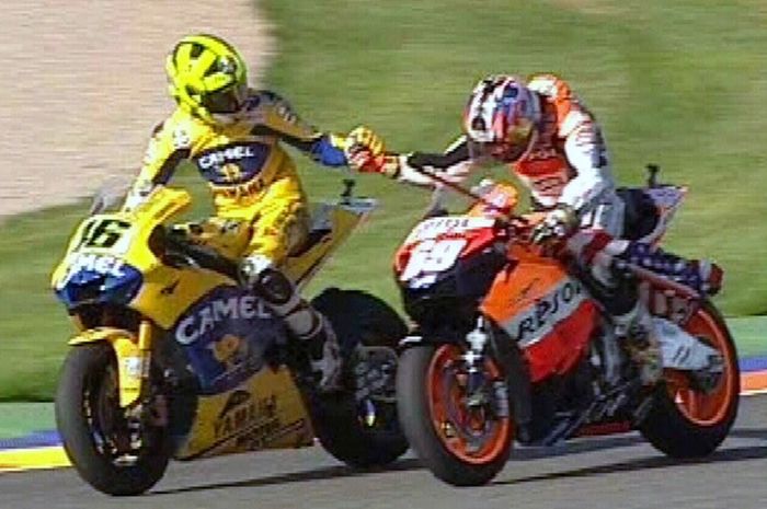 Valentino Rossi memberikan ucapan selamat untuk Nicky Hayden usai raih gelar juara dunia MotoGP di MotoGP Valencia 2006