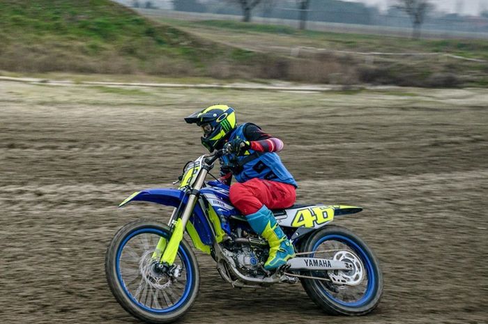 Persiapan menhadapi MotoGP musim 2020, Valentino Rossi bersama murid-murid dari VR46 Rider Academy melakukan latihan motocross