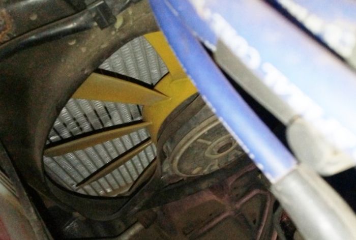 Gerakkan kipas radiator dengan tangan untuk mengecek apakah visco masih seret atau tidak