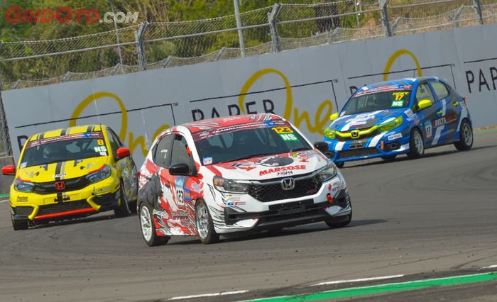 Aksi pembalap Banteng Motorsport di ajang Kejuaraan Nasional Indonesia Touring Car Race (ITCR) 1200cc di Mandalika