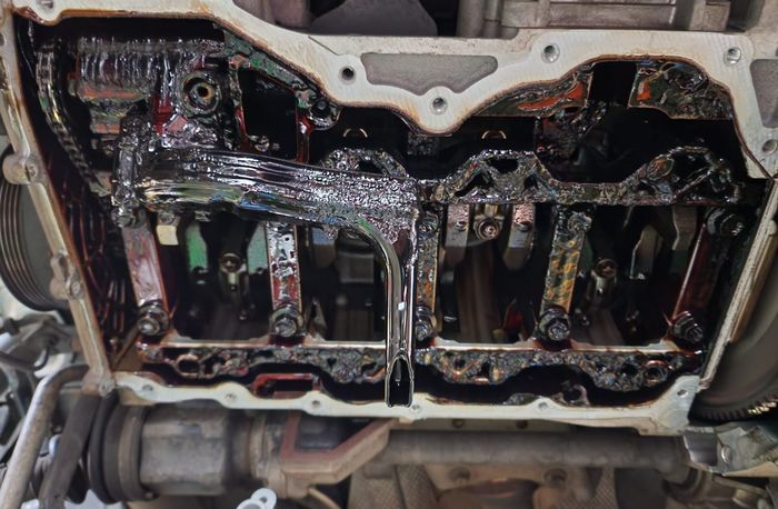 Kondisi mesin bagian bawah Mazda Biante 2013 yang terserang oil sludge parah
