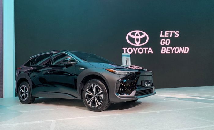 Mobil listrik Toyota bZ4X unjuk gigi pada hari pertama GIIAS 2022, Kamis (11/8/2022).