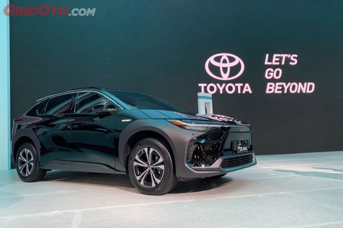 Toyota bZ4X unjuk gigi pada hari pertama GIIAS 2022, Kamis (11/8/2022).