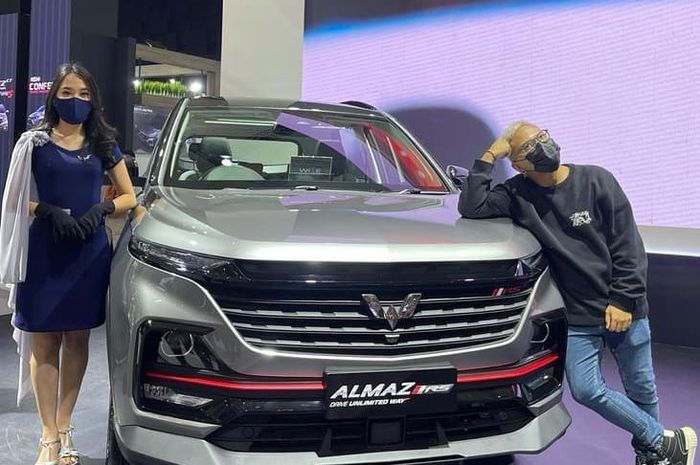 Coki Pardede berpose di samping Wuling Almaz RS.