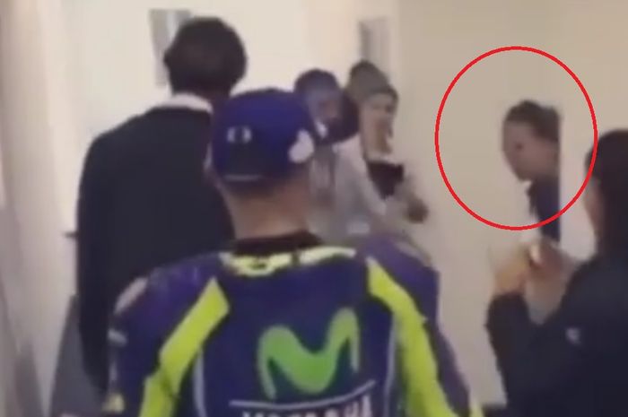 (lingkar merah) cewek yang hamil mengintip Valentino Rossi sebelum distop