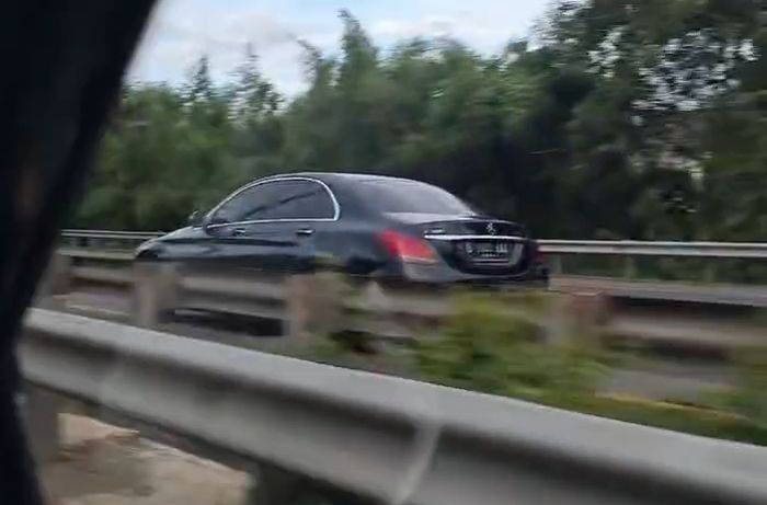 Mercedes-Benz E300 melaju melawan arah di tol JORR