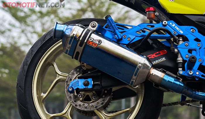 Silencer ProSpeed berpadu dengan header custom warna half blue menyala nempel di MX-King