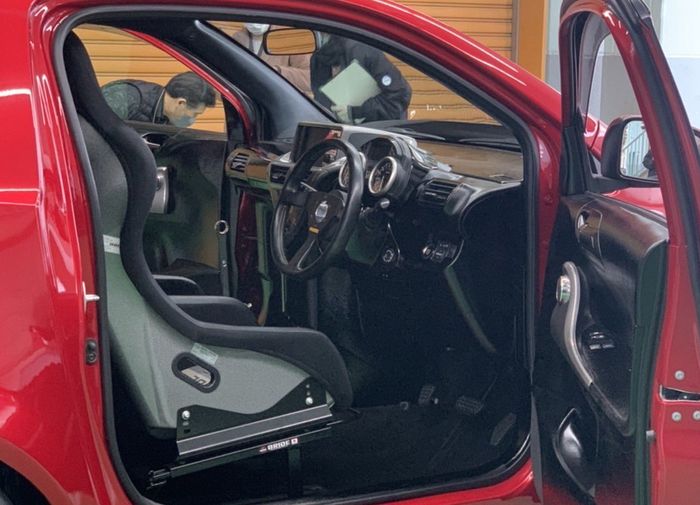Tampilan kabin modifikasi Toyota iQ sarat nuansa sporty