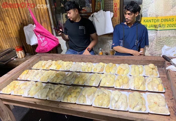 Buah durian yang sudah dikemas di kedai Durian Jatohan Haji Arif.