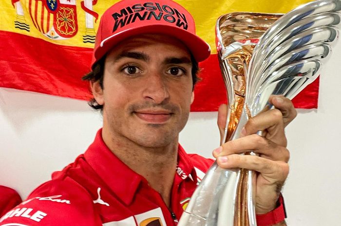 Carlos Sainz memperlihatkan trofi finish ketiga di F1 Abu Dhabi 2021