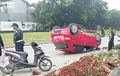 Toyota Yaris Terparkir Ban Menghadap ke Atas, Sopir Ngantuk Tabrak Pot Median