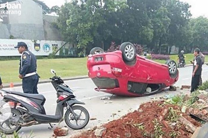 Toyota Yaris mengalami kecelakaan di Jababeka