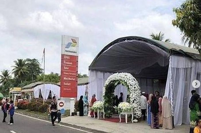 Beredar luas di media sosial tentang foto pernikahan di SPBU.(Instagram: Mbah Kung, @ketoprak_jowo)