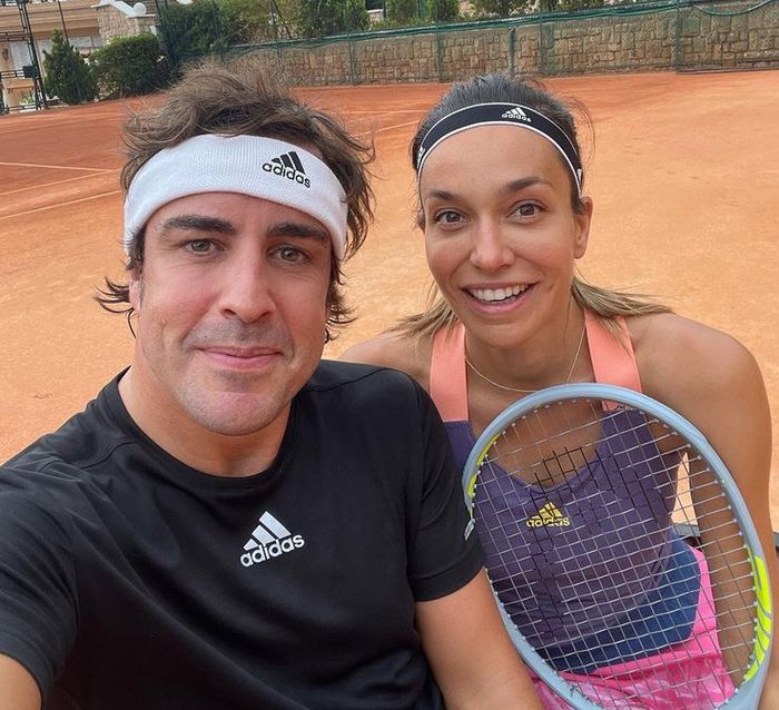 Fernando ALonso dan kekasihnya, Andrea Schlager. Mereka mulai pacaran sejak tahun 2022