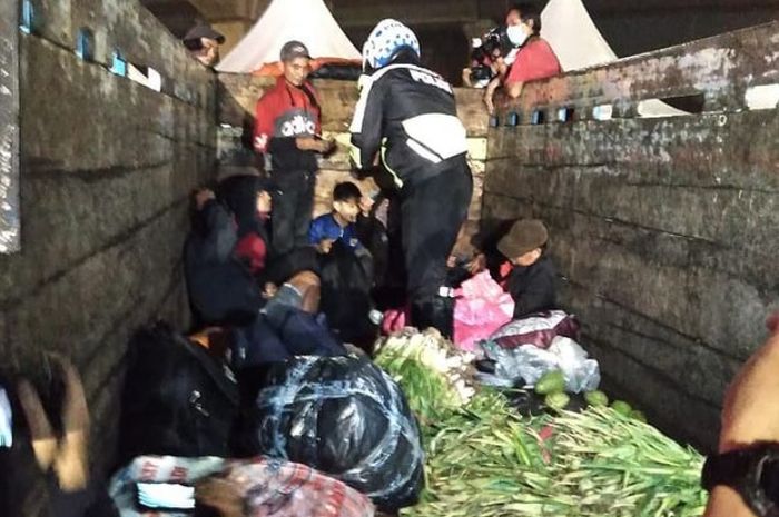 Pemudik yang menyiasati naik truk bermuatan sayur