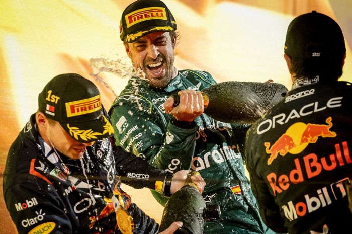 Fernando Alonso meluapkan kegembiraannya di podium F1 Bahrain 2023 bersama pembalap tim Red Bull, Max Verstappen dan Sergio Perez