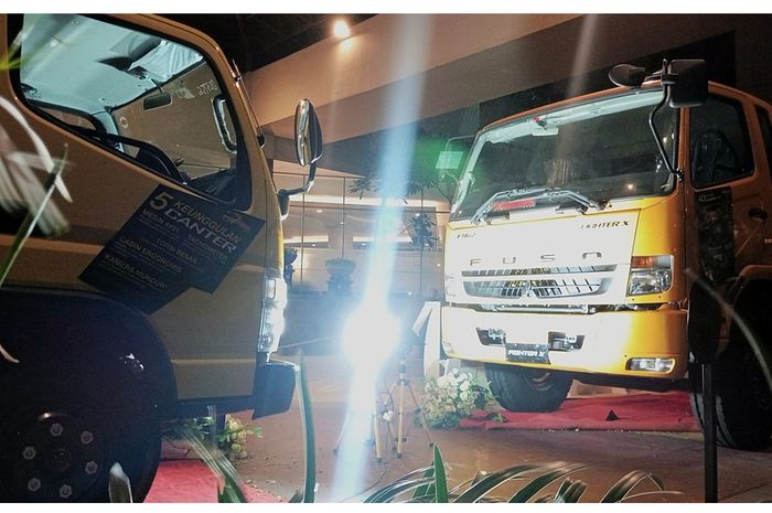 Mitsubishi Fuso Fighter X berhadapan dengan Fuso Canter