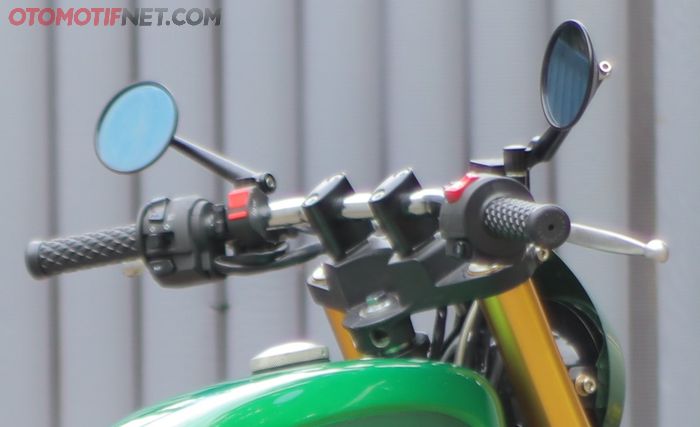 Setang model lurus alias dragbar, posisinya memang tak terlalu tinggi