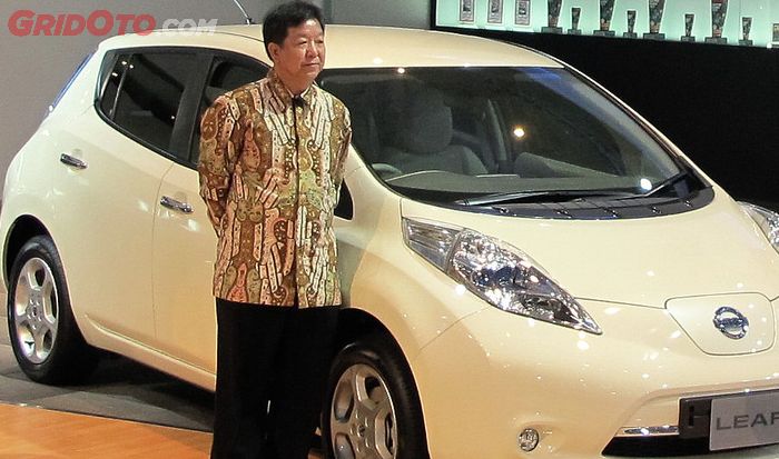 Teddy Irawan saat berpose di samping Nissan Leaf.