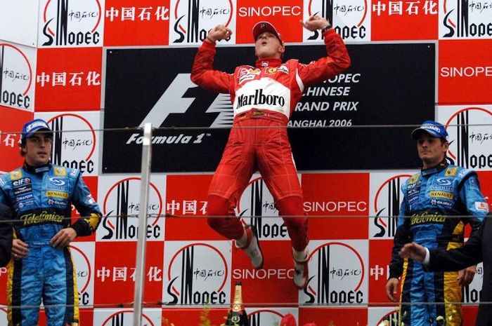 Michael Schumacher melompat di podium tertinggi GP F1 China 2006, inilah kemenangan terakhirnya di balap F1