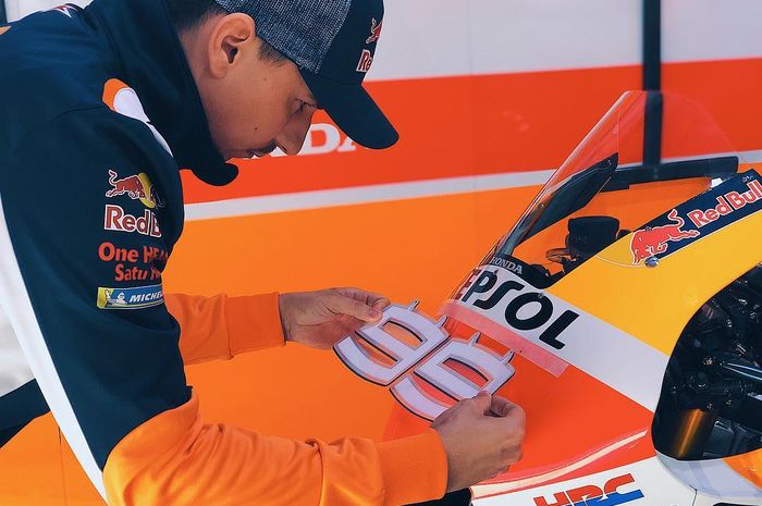 Jorge Lorenzo menempelkan nomor di motor Honda RC213V jelang tes MotoGP Qatar