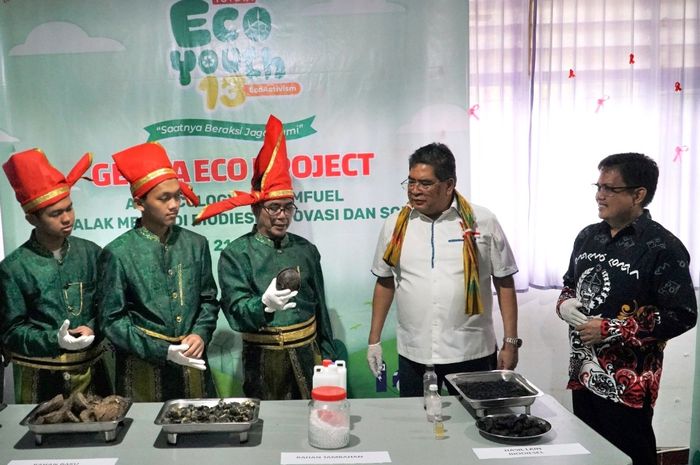 Toyota Indonesia mendampingi SMAN 21 Makassar membuat biofuel dari limbah buah 