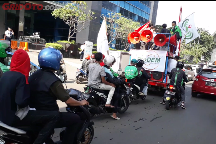 Demo oleh ojek online di atas pikap yang terjadi di depan ITC Kuningan, Jakarta Selatan