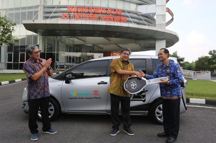 Toyota serahkan bantuan Sienta Welcab untuk RSO Soeharso Surakarta