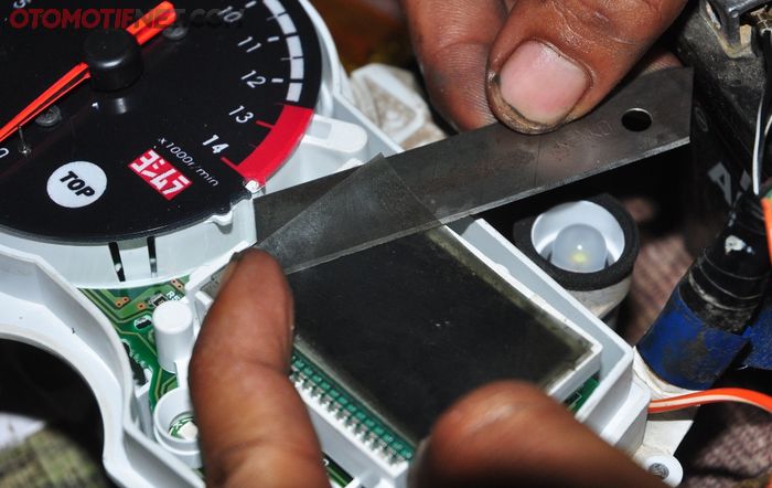 Menggunakan cutter lepas perlahan filter polarizer spidometer Suzuki Satria F150