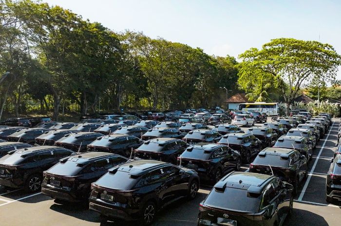 Puluhan Toyota bZ4X dukung KTT AIS 2023 di Kawasan Nusa Dua Bali 
