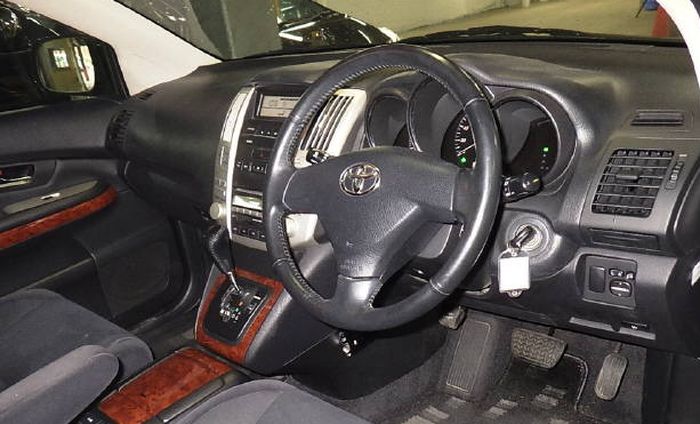 Penyakit Toyota Harrier gen 2 bagian dashbor sering pecah dan lengket