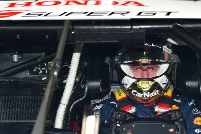 Juara dunia F1 2022 Max Verstappen berada di kokpit mobil Honda NSX-GT
