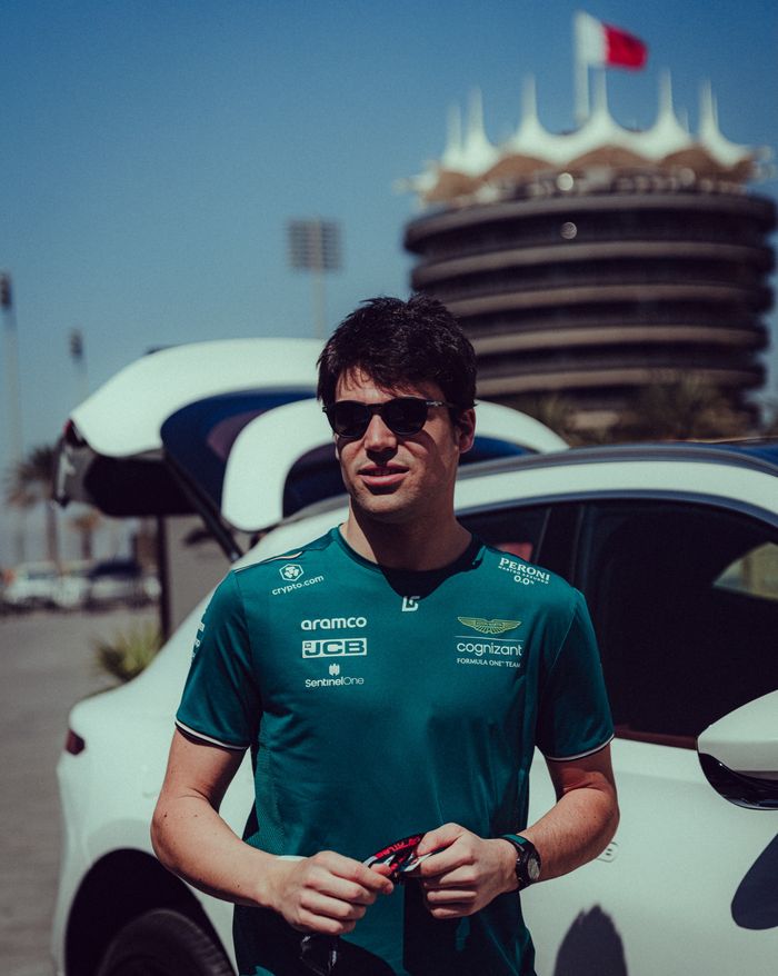 Pembalap tim Astin Martin, Lance Stroll hadir di Sirkuit Bahrain, siap untuk memulai balapan pertama musim F1 2023