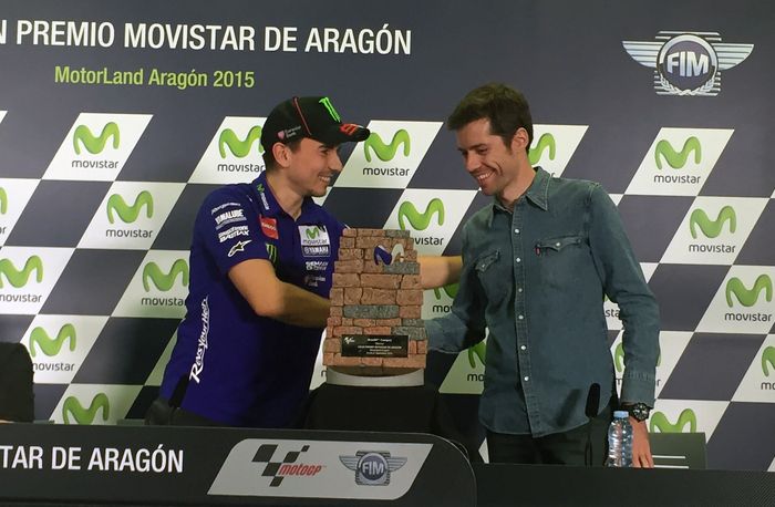 Jorge Lorenzo dan Marc Garc&iacute;a Rojals saat memperkenalkan trofi untuk MotoGP Aragon pada 2015