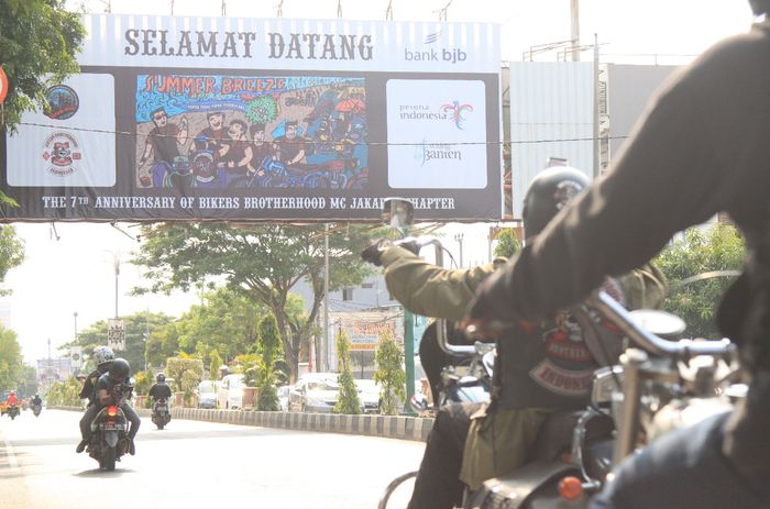 BBMC Jakarta Chapter disambu banner selamat datang saat memasuki kawasan Pandeglang, Banten