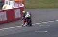 Bukan Wheelie, Pebalap Ini Finish dengan Cara Unik