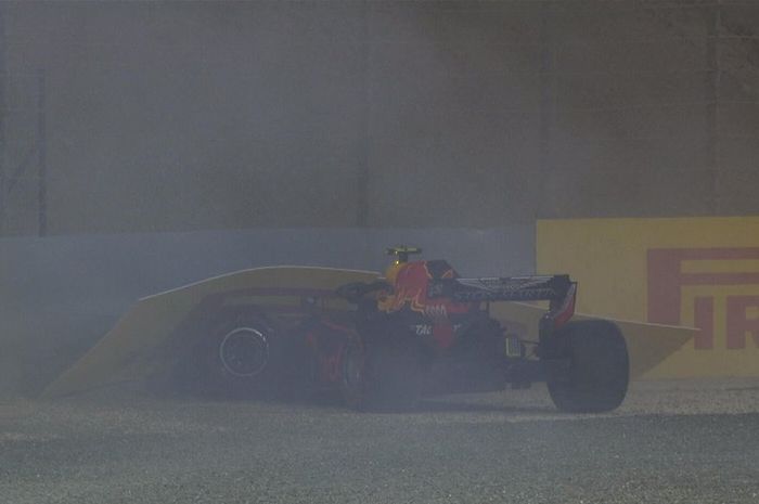 Mobil Max Verstappen menabrak pembatas sirkuit