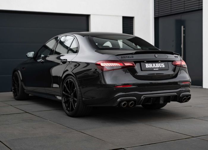 Tampilan belakang modifikasi Mercedes-AMG E63 dipasangi add-on sporty