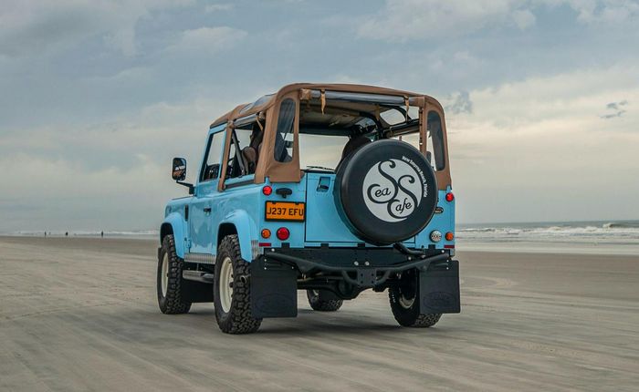 Land Rover Defender pakai pelek kaleng 16 inci dibalut ban A/T BFGoodrich KO2.