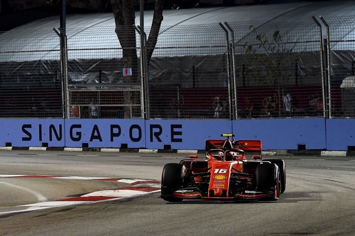 Charles Leclerc berhasil meraih pole position kelimanya musim ini, sementara Hamilton bakal start kedua, Berikut hasil kualifikasi F1 Singapura 2019