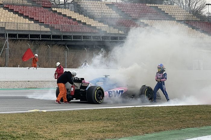 Mobil Fernando Alonso mengeluarkan asap