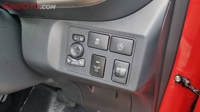 Kluster tombol pada mobil yang diduga Sirion facelift yang mengindikasikan adanya Idling Stop dan Ionizer.
