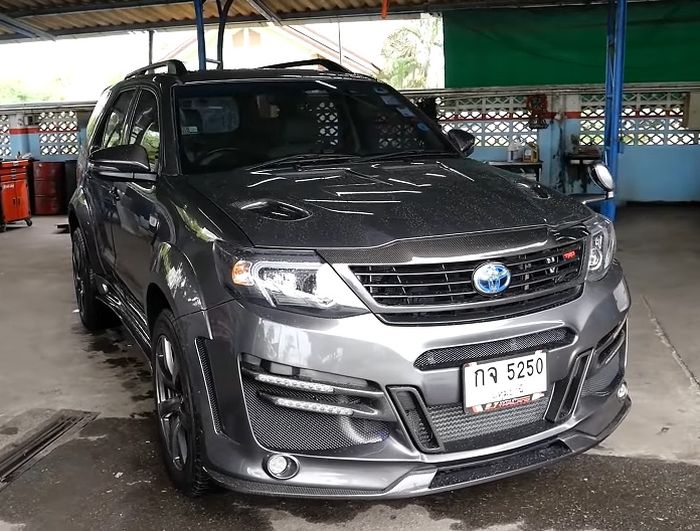 Tampilan depan modifikasi Toyota Fortuner lama adopsi gaya bumper BMW X6