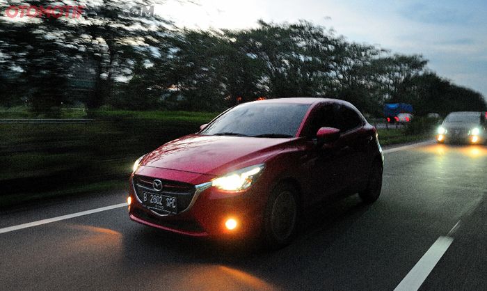Mazda 2 generasi generasi ke 3. Selain desain baru di eksterior dan interior, serta teknologi mesin Skyactiv, All New Mazda 2 Skyactiv ini juga dilengkapi dengan teknologi canggih yang tidak dimiliki oleh pesaingnya