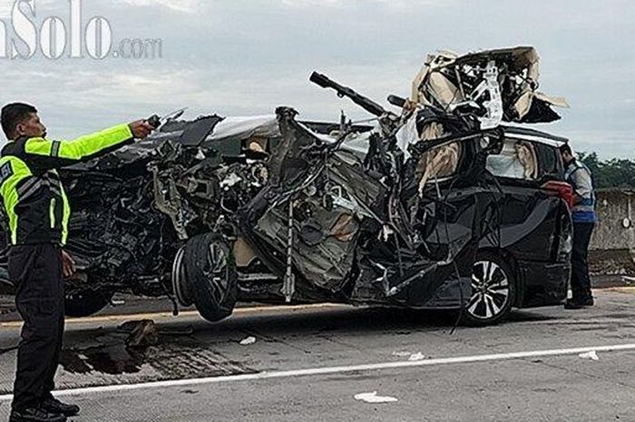 Petugas mengevakuasi Toyota Alphard yang ringsek tak berbentuk karena menghantam truk kontainer di di KM 490 A Jalan Tol Semarang-Solo, Kamis (24/11/2022).