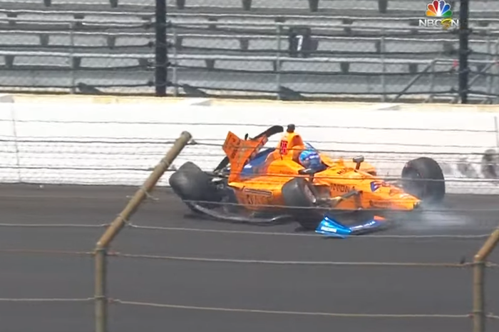 Fernando Alonso sesaat setelah mobilnya berkali-kali menabrak tembok sirkuit Indianapolis dalam latihan Indy 500