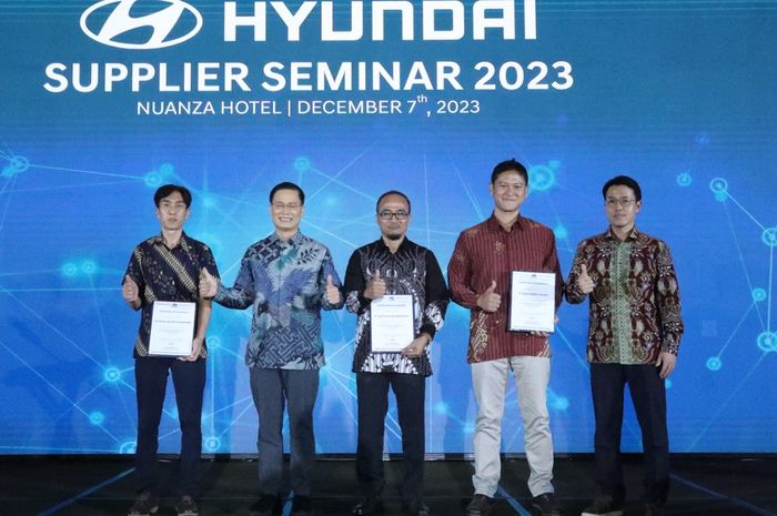Sertifikat pemasok komponen lokal Hyundai diberikan kepada PT Frina Lestari Nusantara, PT Autoplastik Indonesia dan PT Dasa Windu Agung