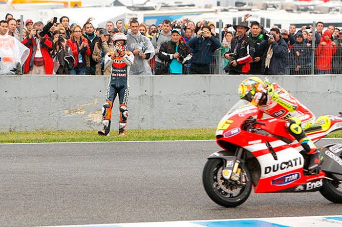 Casey Stoner memberikan tepuk tangan sindiran ke Valentino Rossi usai diseruduk di Jerez 2011